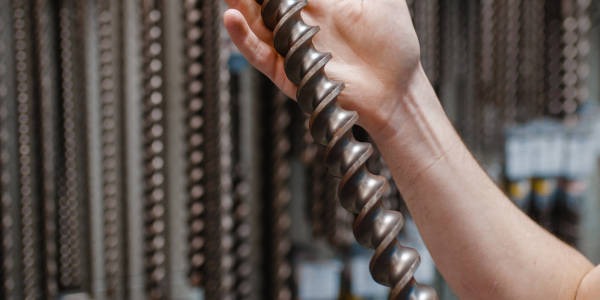 Spirala ślimakowa – kluczowy element transportu i obróbki materiałów sypkich