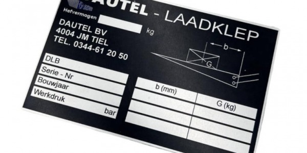 Tabliczka znamionowa windy załadowczej – gdzie ją znaleźć i co powinna zawierać?